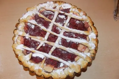 Клубничный пирог с яблоком