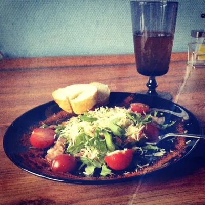 Теплый салат с беконом и рукколой