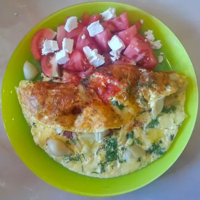 Омлет с макаронами, сыром и зеленью