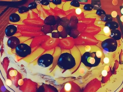 Фруктовый торт со взбитыми сливками