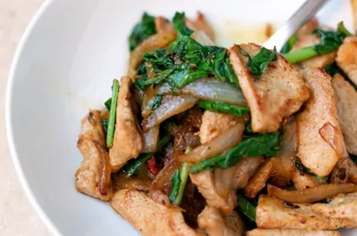 Жареная свинина с мангольдом