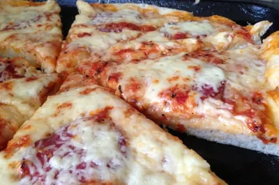 Воздушная пицца с салями и двумя видами сыра