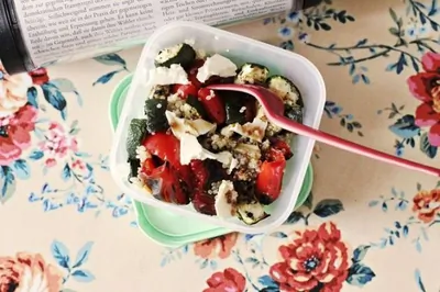 Киноа с печеными овощами и брынзой