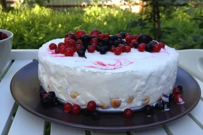 Ленивый торт-мороженое с фундуком и красной смородиной