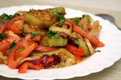 Салат с баклажанами и курицей