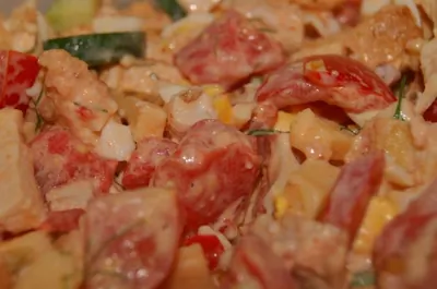 Нежный салат из курицы с овощами и сухариками