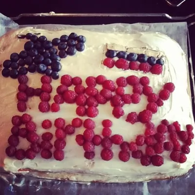 Бисквитный торт с фруктами и сметанным кремом