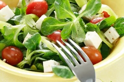 Летний салат с фетой и маслинами