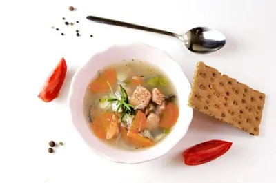 Рыбный суп с грибами и сыром