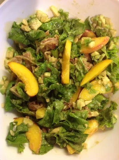 Салат с хамоном и персиком