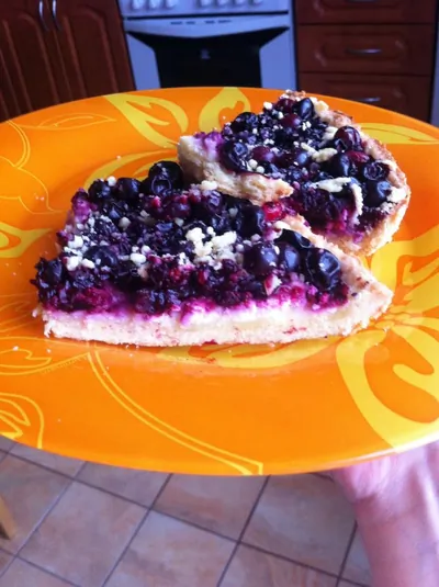 Пирог с творогом и черной смородиной