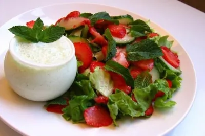 Салат с клубникой и огурцами