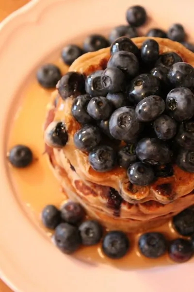 Банановые панкейки с голубикой