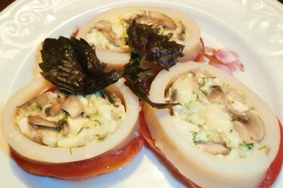 Кальмар, фаршированный грибами, яйцом и сыром