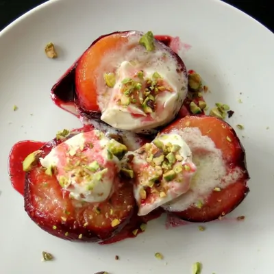 Запеченные сливы с мороженым