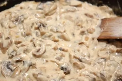 Сливочный соус для пасты с шампиньонами, цветной капустой, семечками тыквы и подсолнечника