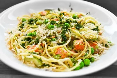 Паста с лососем, цукини и зеленым горошком