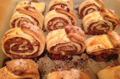 Булочки с корицей, орехами и сахаром