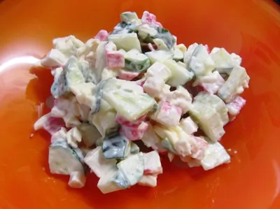 Салат с сыром и крабовыми палочками