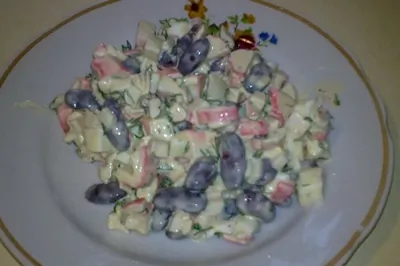 Быстрый салат с фасолью и крабовыми палочками