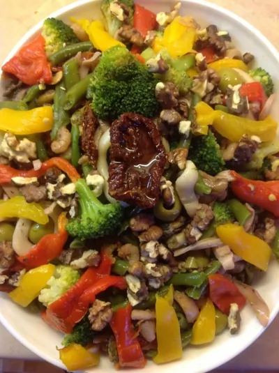 Салат из морепродуктов с вялеными помидорами