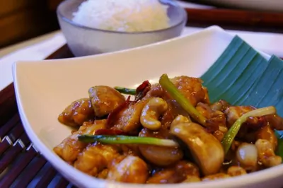 Острая курица с кешью и шампиньонами