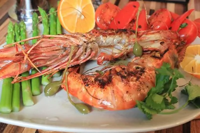 Тигровые креветки, фламбированные коньком