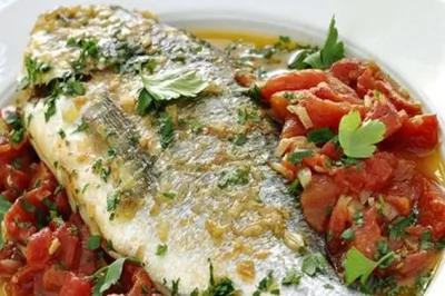 Морской лещ с томатами