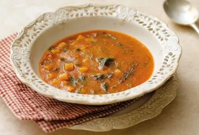 Свежий томатный суп с пастой