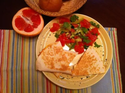 Кесадилья с курицей и чедером