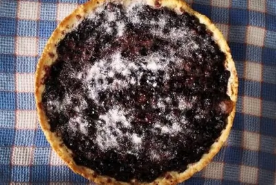 Песочный пирог с черной смородиной