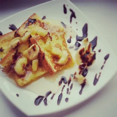 Тост с бананово-карамельным соусом