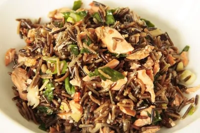 Острый лосось с диким рисом