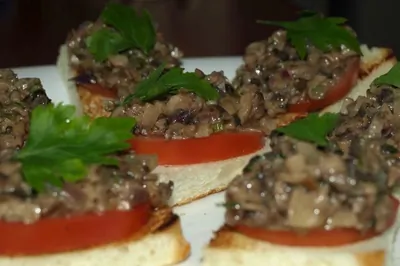 Брускетта с помидорами, шампиньонами и луком