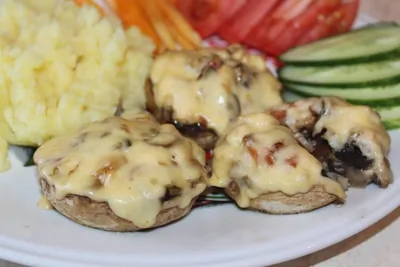 Шампиньоны, фаршированные курицей и овощами