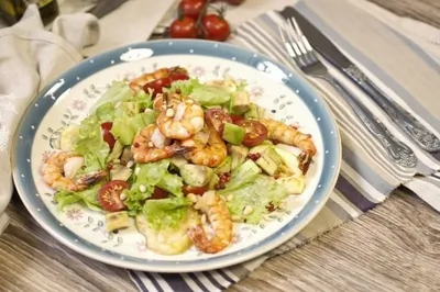 Салат с креветками и авокадо в мультиварке