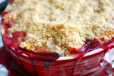 Чернично- персиковый крамбл