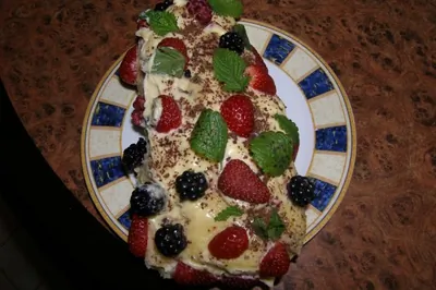 Нежный рулет со сметанным кремом и ягодами