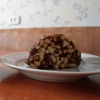 Шоколадная колбаска с печеньем и арахисом