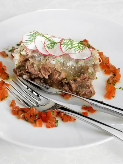 Холодец с салатом из редиса и томатной сальсой