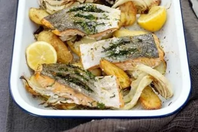 Лосось, запеченный с картофелем и фенхелем