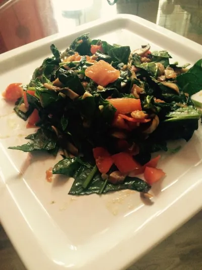 Теплый салат из помидор, шампиньонов и шпината