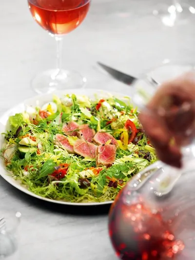 Салат нисуаз с базиликом