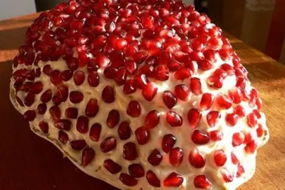 Слоеный салат с картофелем, мясом и орехами