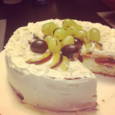 Бисквитный торт со сливами