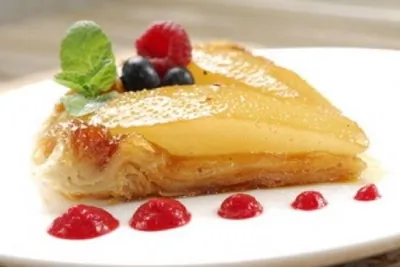 Пирог из слоеного теста с грушами