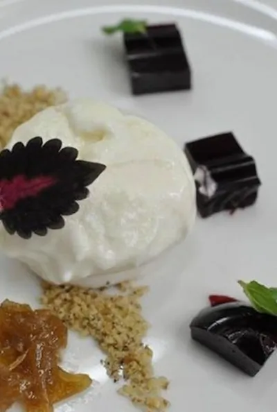 Мороженное из пармезана с мармеладом из свеклы