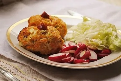 Запеченные куриные котлеты с овощами