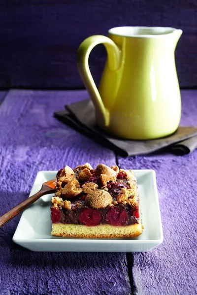 Шоколадно-кремовый пирог с вишней