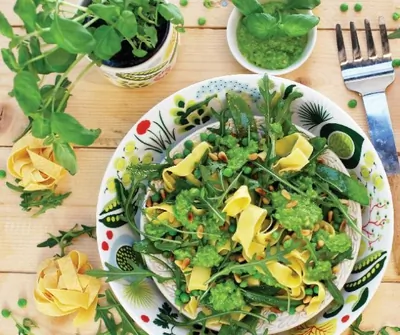 Паста с песто, кедровыми орешками и рукколой